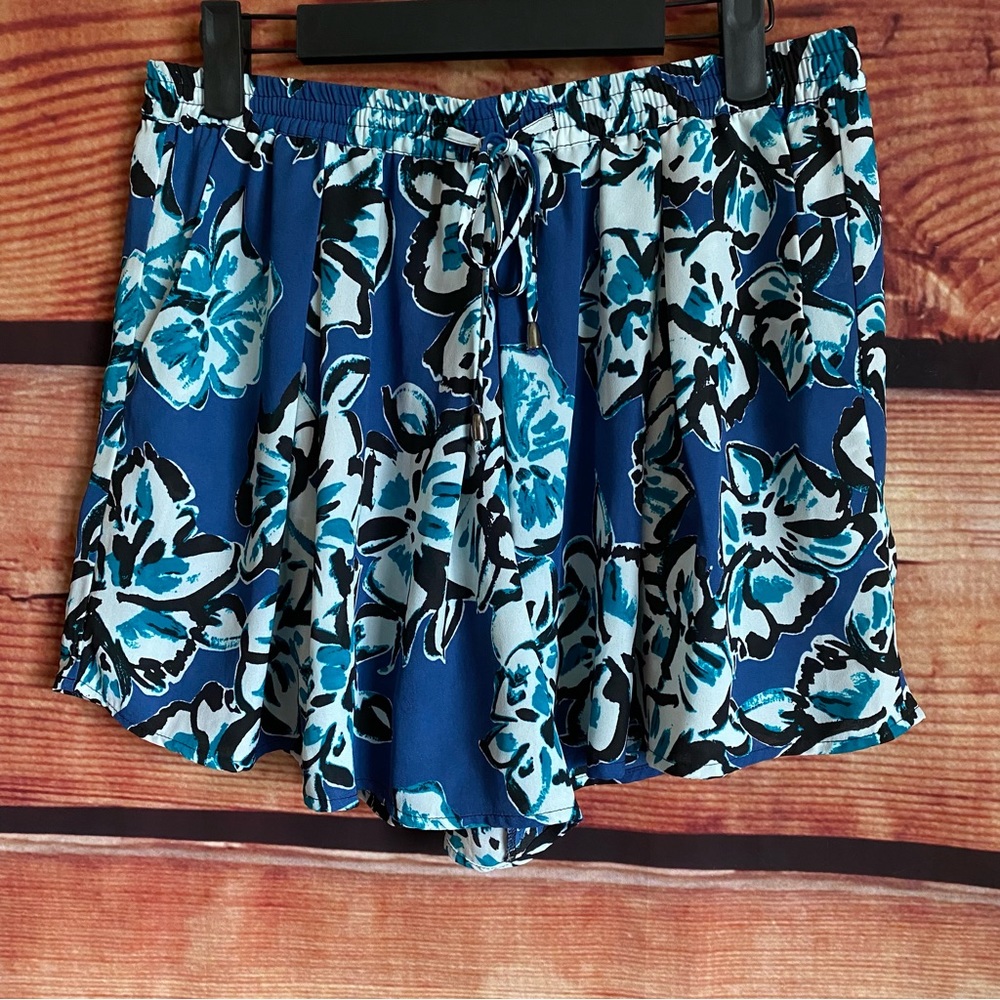 Romeo & Juliet Couture High Waist Blue Floral Shorts